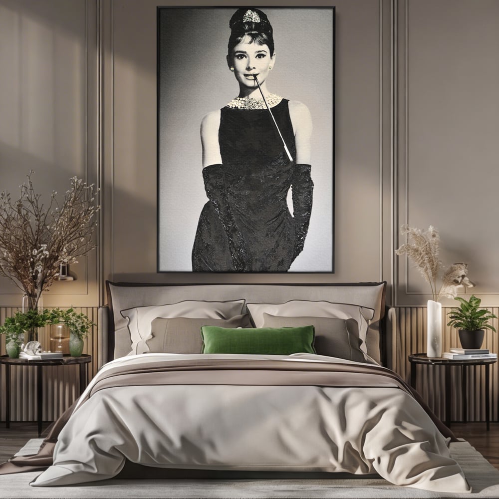 Tablou canvas cu tablou portret audrey hepburn cu tigara, in rama de aluminiu negru, pe perete intr-un dormitor